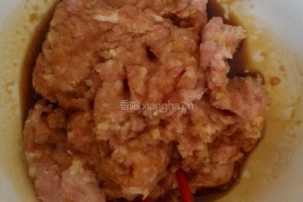 猪肉丸子的做法图解2