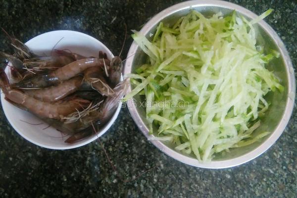 萝卜丝炖虾的做法图解2