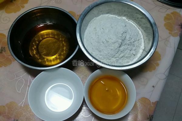 芝麻广式月饼的做法图解1
