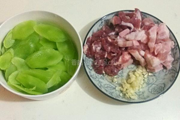 莴笋炒肉的做法图解1