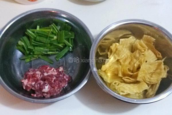 豆腐皮炒肉的做法图解1