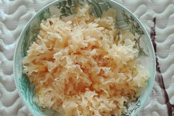 红糖枣子银耳汤的做法图解5