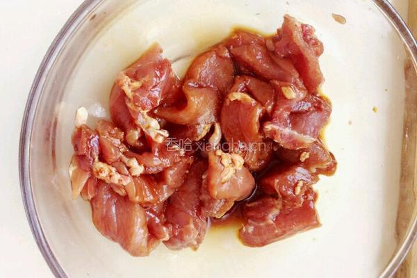 平菇炒肉的做法图解1