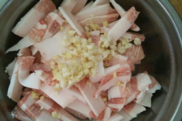芹菜炒肉的做法图解1