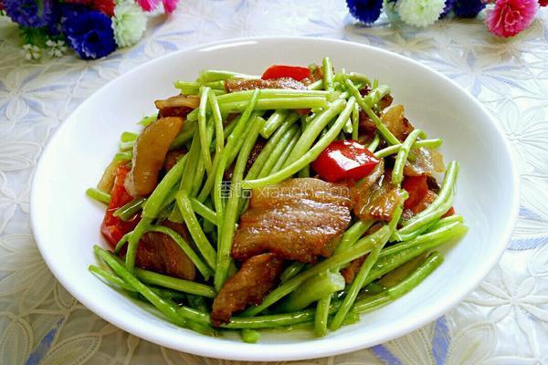 泥蒿炒腊肉的做法图解14