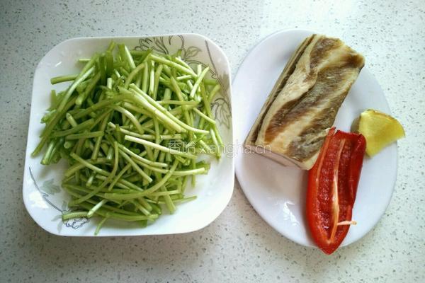 泥蒿炒腊肉的做法图解4