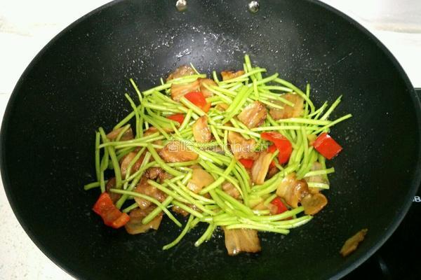 泥蒿炒腊肉的做法图解13