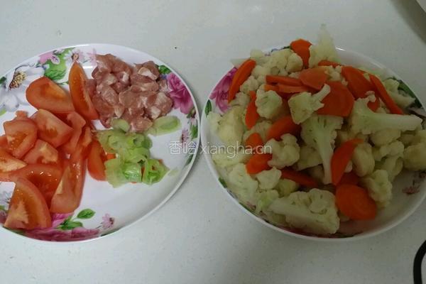 菜花炒西红柿的做法图解1