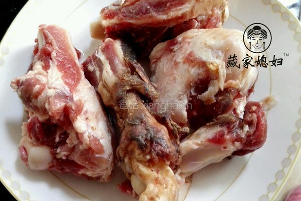 红景天藏雪莲炖棒子骨的做法图解3