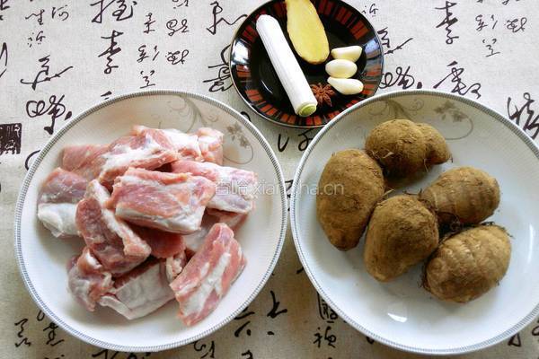 排骨炖芋头的做法图解1