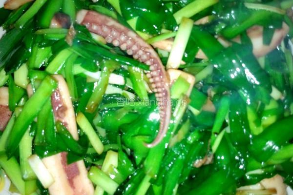 韭菜炒鱿鱼的做法图解6