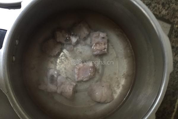 土豆番茄排骨汤的做法图解2
