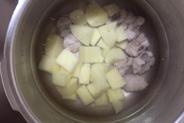 土豆番茄排骨汤的做法图解3