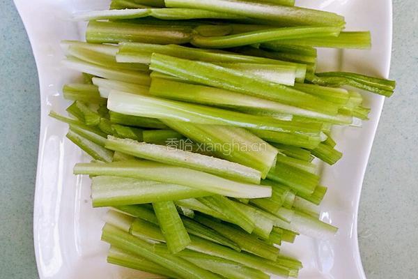 凉拌芹菜金针菇的做法图解1
