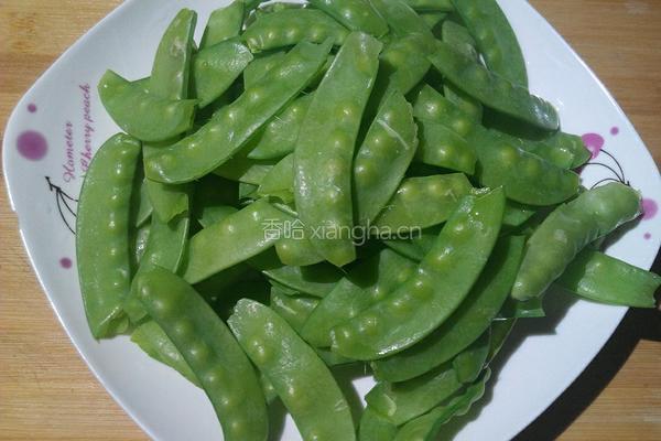 荷兰豆炒腊肠的做法图解2