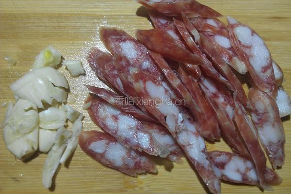 荷兰豆炒腊肠的做法图解3