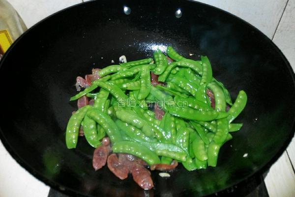 荷兰豆炒腊肠的做法图解7
