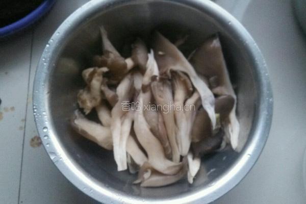 椒盐蘑菇的做法图解1