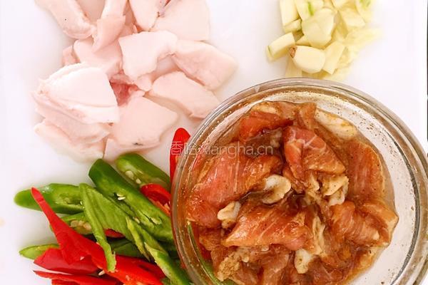 土猪肉炒白菜的做法图解1