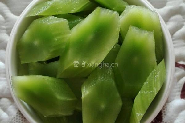 蒜苗炒莴笋的做法图解3