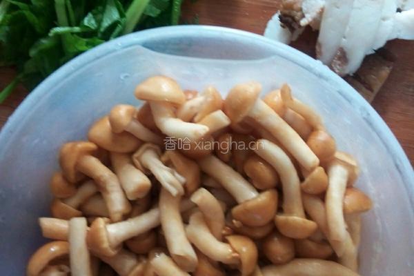 腊肉炒滑子菇的做法图解1