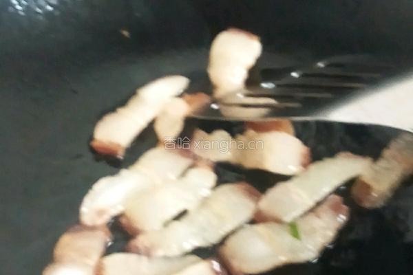 腊肉炒滑子菇的做法图解2