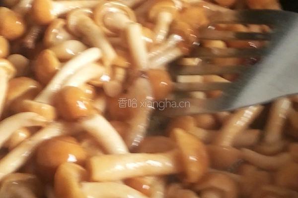 腊肉炒滑子菇的做法图解3