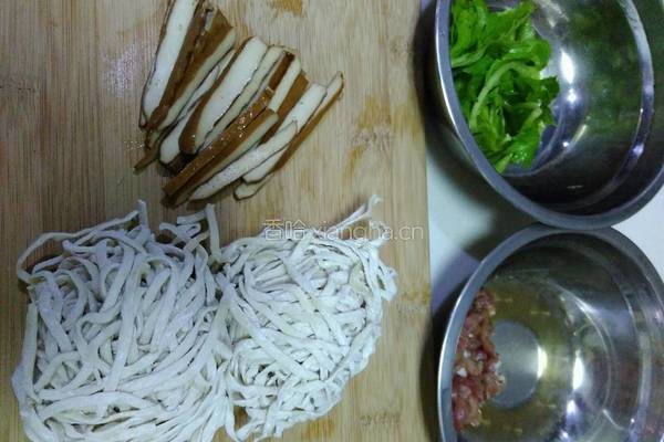 香干肉丝面的做法图解1