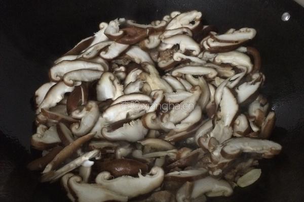 酸菜肉片炒香菇的做法图解5