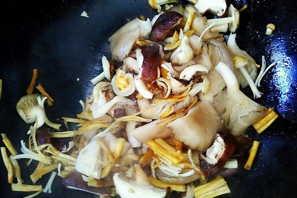 菌菇肉片汤的做法图解7