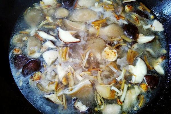 菌菇肉片汤的做法图解11