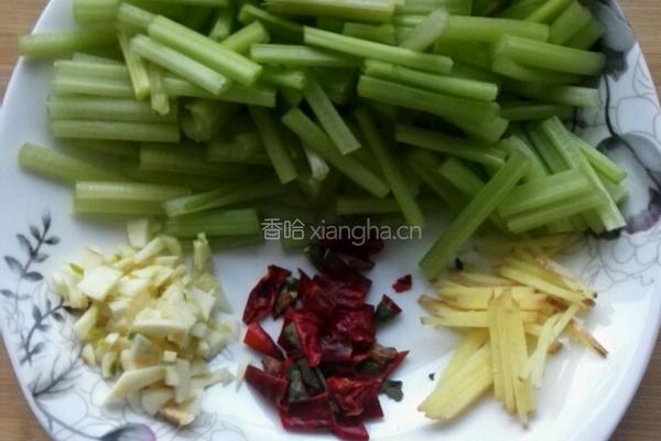 香辣芹菜炒虾仁的做法图解2