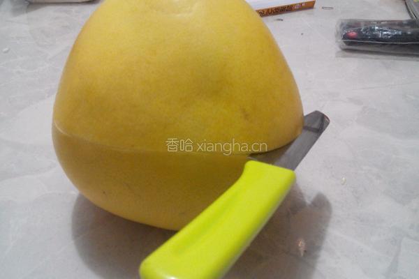 剥柚子的方法的做法图解3
