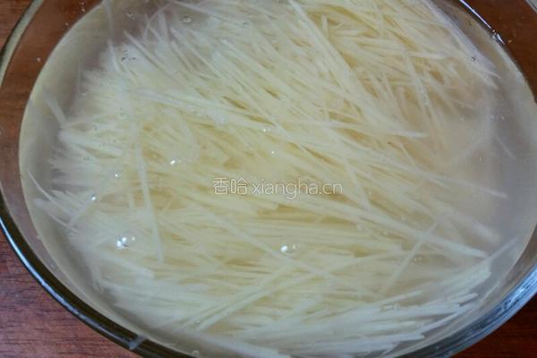 青椒土豆炒肉丝的做法图解2
