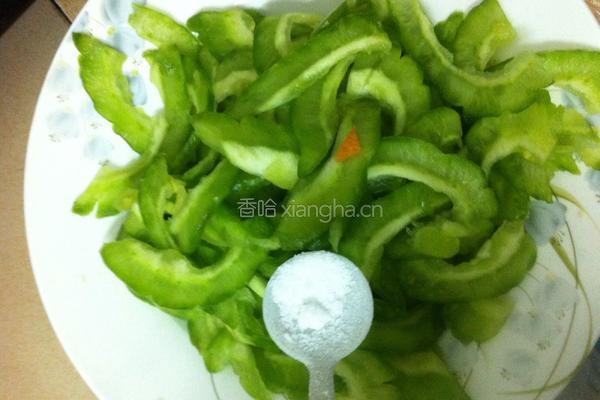 腊肠炒苦瓜的做法图解4