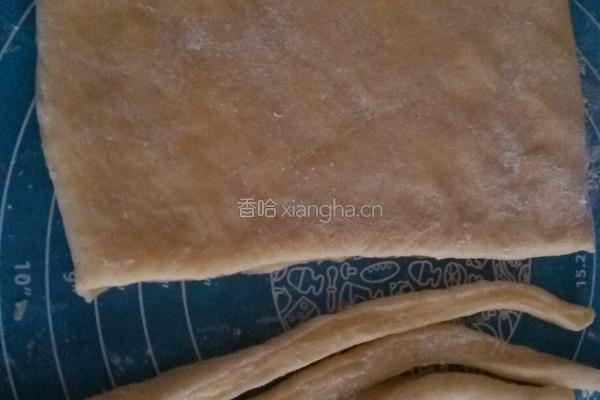 葱香糖霜麻花的做法图解3