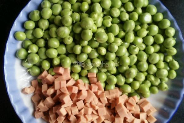 火腿肠炒青豆的做法图解1