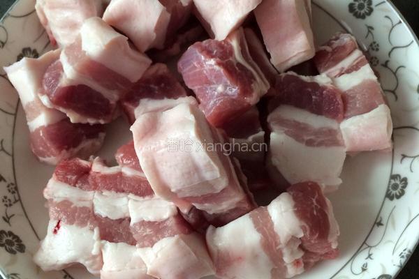 红烧肉炖胡萝卜的做法图解1