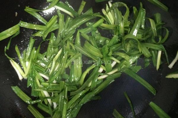 蒜苗炒五香卷的做法图解7