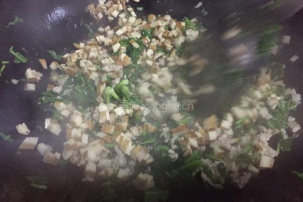 荠菜肉沫香干丁的做法图解5
