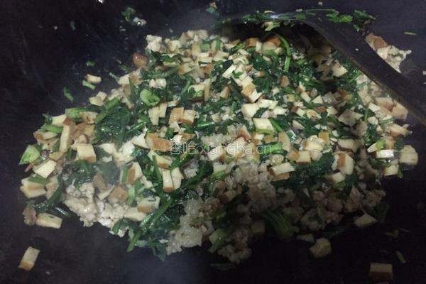 荠菜肉沫香干丁的做法图解6