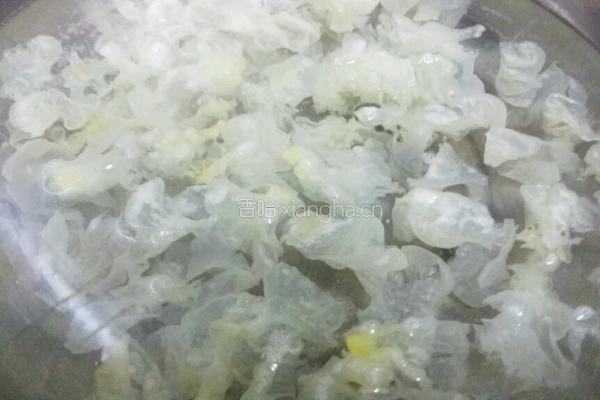 牛奶桃胶银耳羹的做法图解2