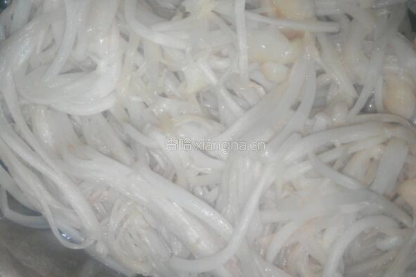 金针菇炒鸡蛋的做法图解1