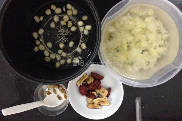 莲子银耳红枣枸杞汤的做法图解2