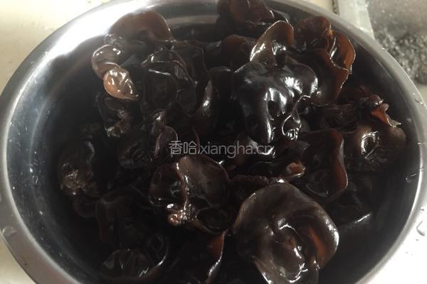 黑木耳炒山药的做法图解2