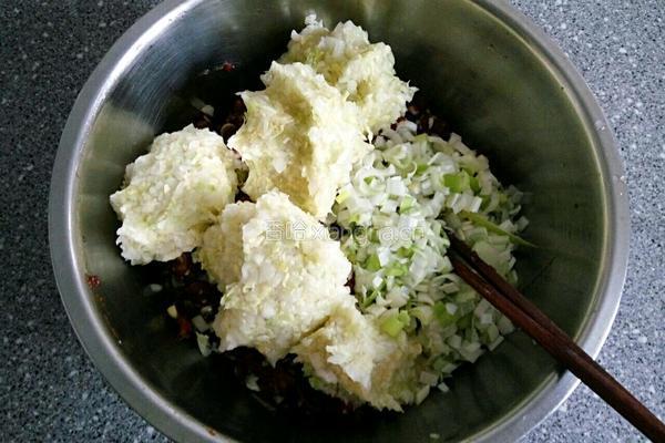 褡裢牛肉白菜卷的做法图解5