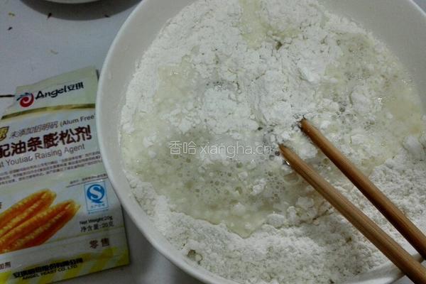 自做油条的做法图解1