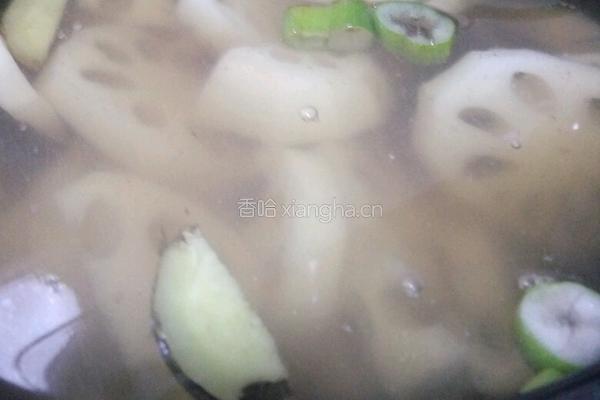 莲藕排骨汤的做法图解3