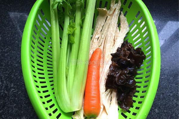 西芹木耳炒腐竹的做法图解1