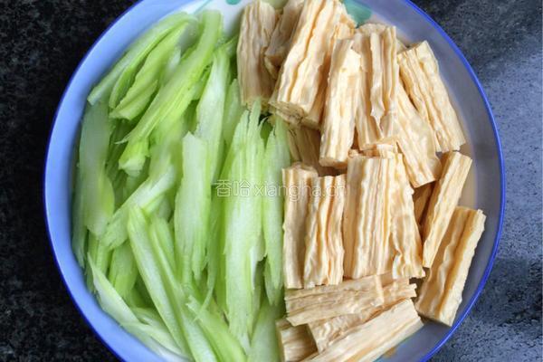 西芹木耳炒腐竹的做法图解4